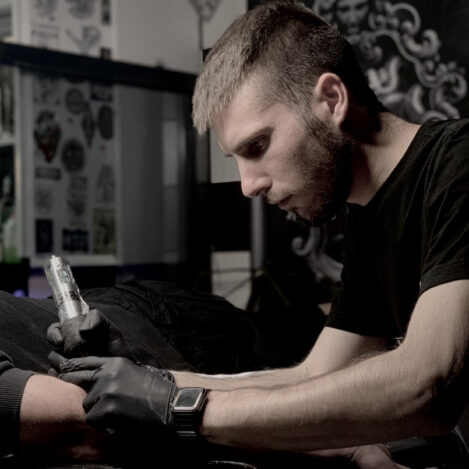 7g59t2b0ZHJx-DINOS_Eightball_Tattoo_Studio_Artist